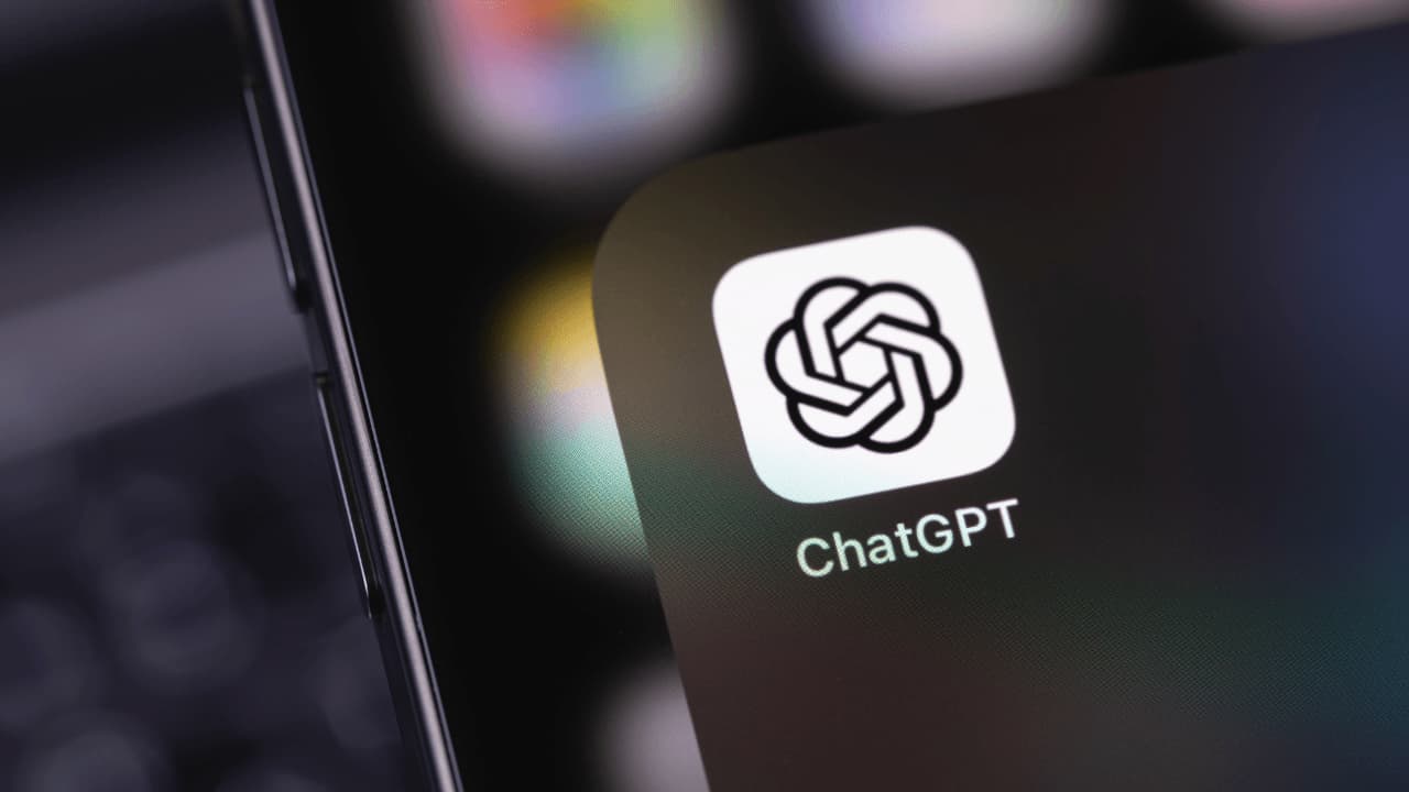 Akıllı telefon ekranında ChatGPT uygulama ikonu — koyu arka planda OpenAI logosu ve ChatGPT yazısı